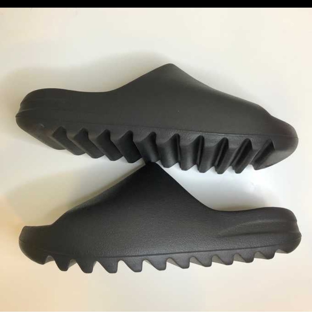 Adidas Yeezy slides onyx sz 8